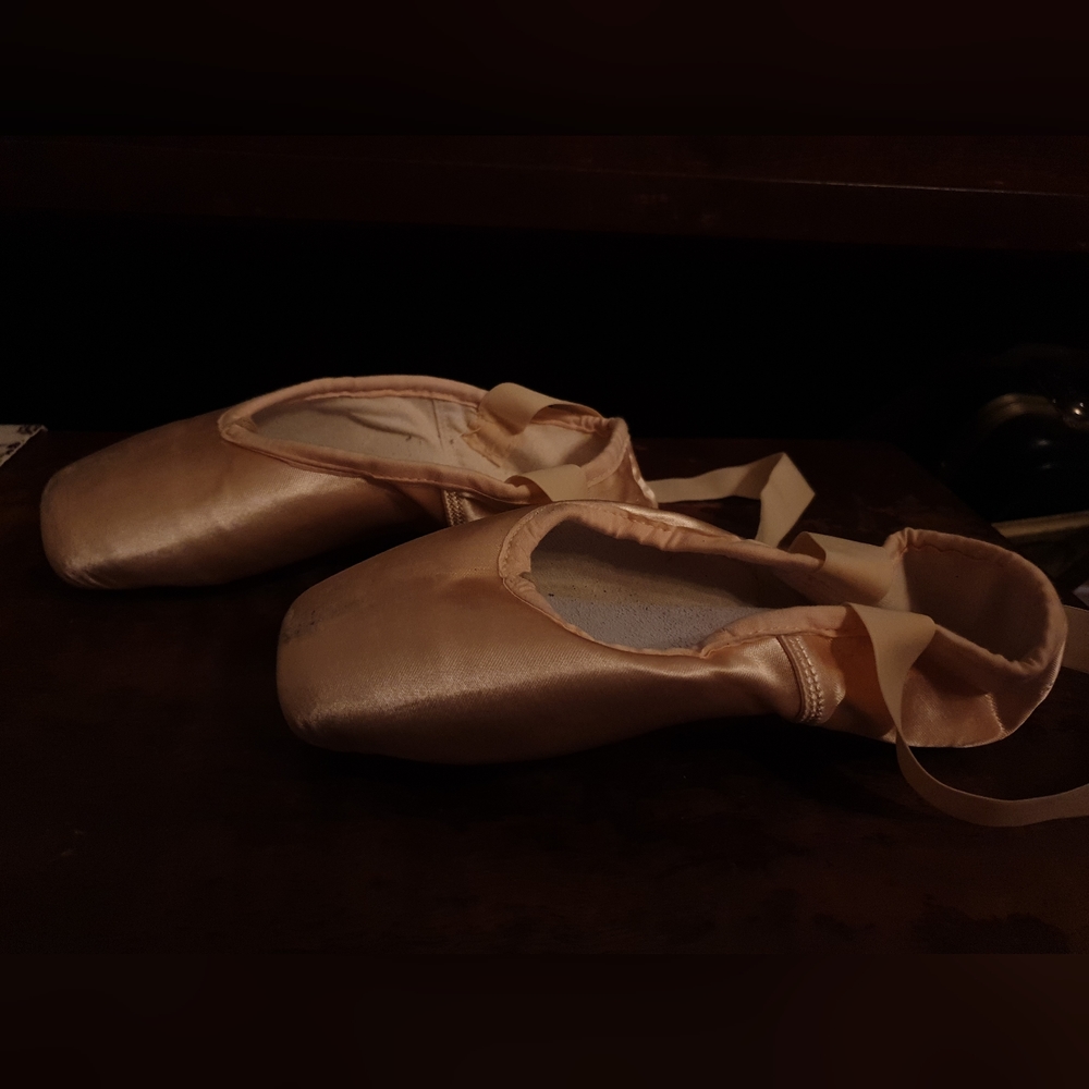 Suffolk Solo Pointe Shoes Size 5 XXn - barely broken in